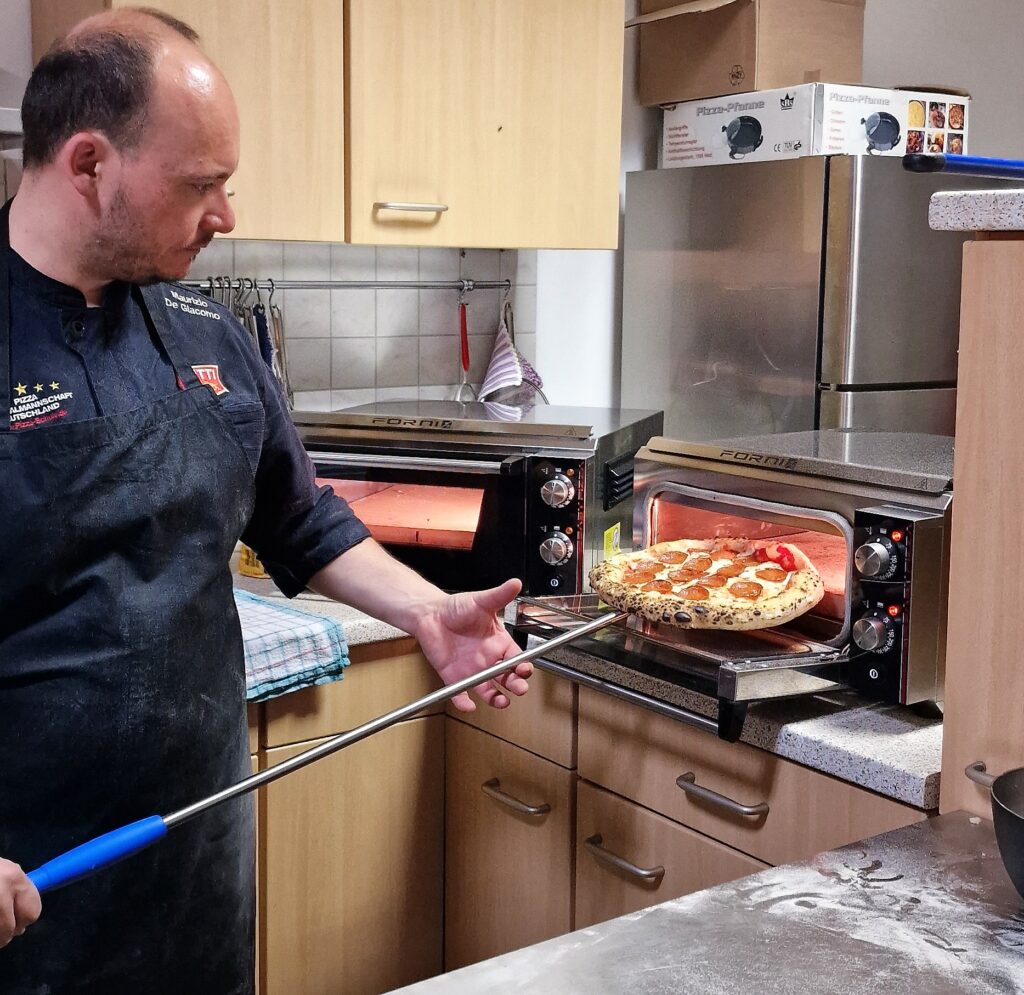 Neapolitanische Pizza mit Effeuno Öfen Neapolitanische Pizza mit Effeuno Öfen