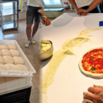 6 Pizza Margherita frisch gebacken im Elektro-Pizzaofen Pizza Margherita frisch gebacken im Elektro-Pizzaofen