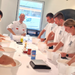 Pizzateig von Hand kneten Traditionelle Technik im Pizzakurs Pizzateig von Hand kneten Traditionelle Technik im Pizzakurs