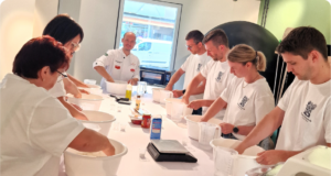 Pizzateig von Hand kneten Traditionelle Technik im Pizzakurs Pizzateig von Hand kneten Traditionelle Technik im Pizzakurs