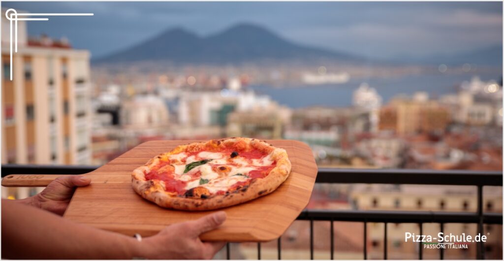 Neapolitanische Pizza mit Blick auf den Golf von Neapel und den Vesuv
