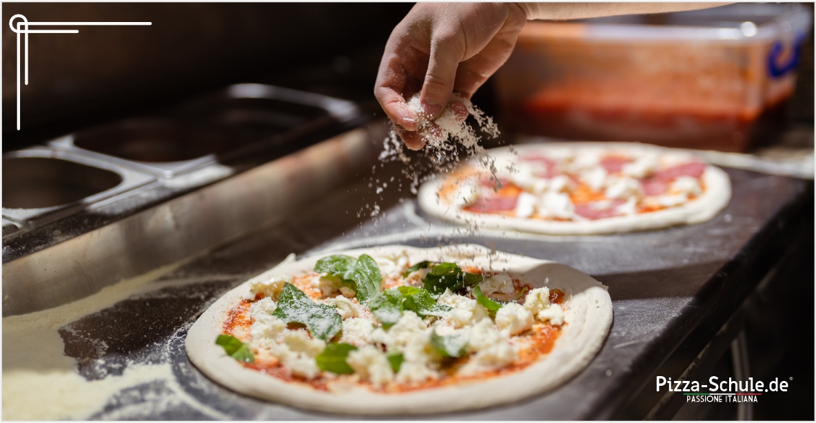 Pizzabäcker bereitet zwei neapolitanische Pizzen zu Pizzabäcker bereitet zwei neapolitanische Pizzen zu