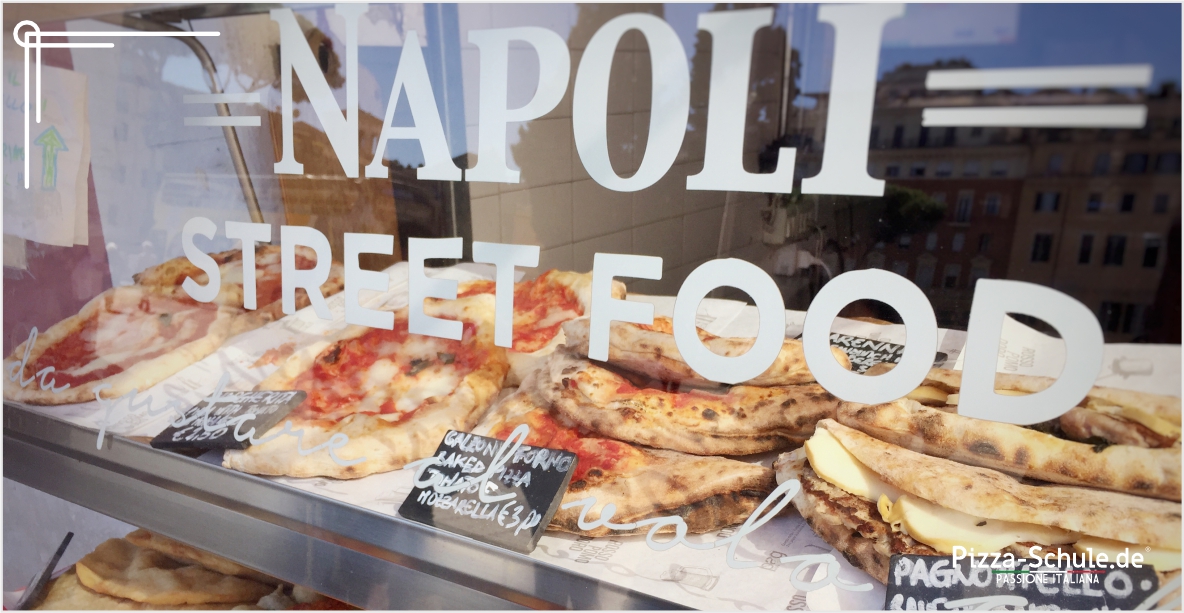 Street Food in Neapel typische Pizza a Portafoglio Street Food in Neapel typische Pizza a Portafoglio