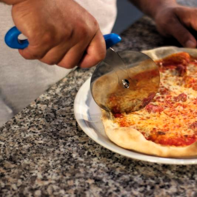 Pizza schneiden mit Pizzaschneider Gi.Metal AC-RO5
