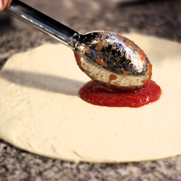 Pizzasauce mit Dosierlöffel auf Pizzateig geben AC-CU1 GiMetal
